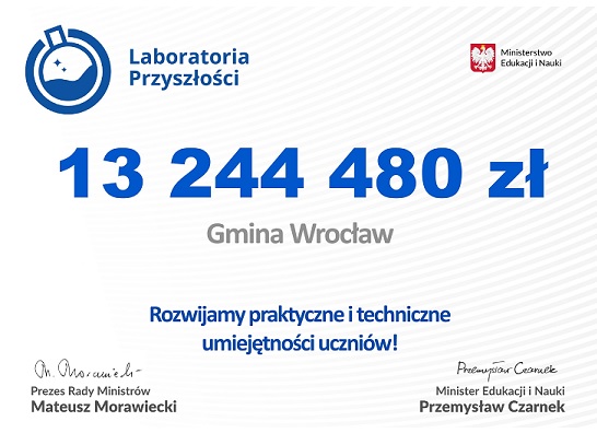 czek z sumą otrzymaną na realizację projektu, podpis Premiera Mateusza Morawicekiego i Ministra Edukacji Przemysława Czarnka